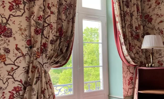 Confection et pose de cette paire de rideaux contre doublée d’un tissu à Saintes, Saintes, Intérieur Décoration