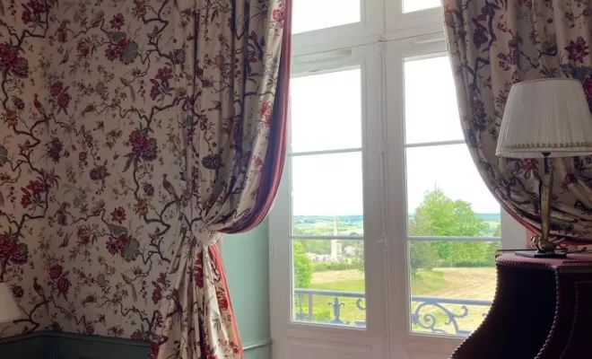 Confection et pose de cette paire de rideaux contre doublée d’un tissu à Saintes, Saintes, Intérieur Décoration