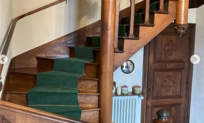 Pose d’un passage d’escalier en moquette tendue sur feutre dans une maison à Saintes : élégance et confort au quotidien, Saintes, Intérieur Décoration